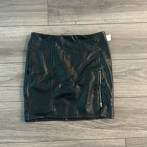 Black pleather skirt (NEW)